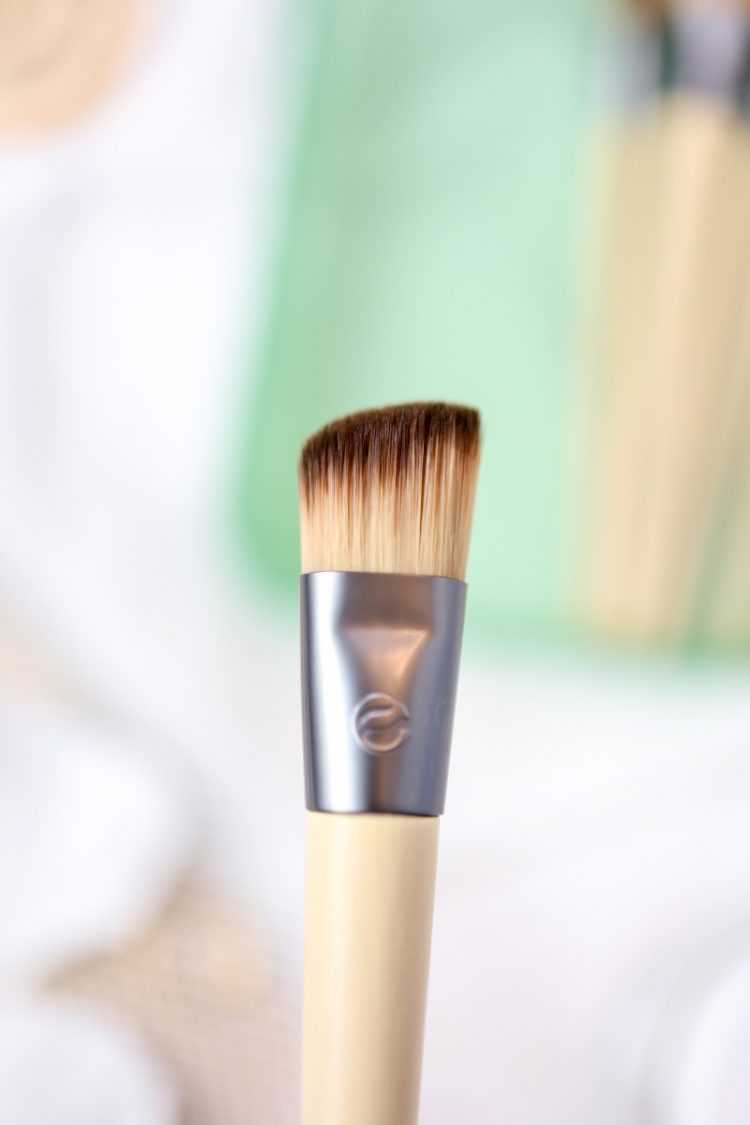 angled-foundation-brush